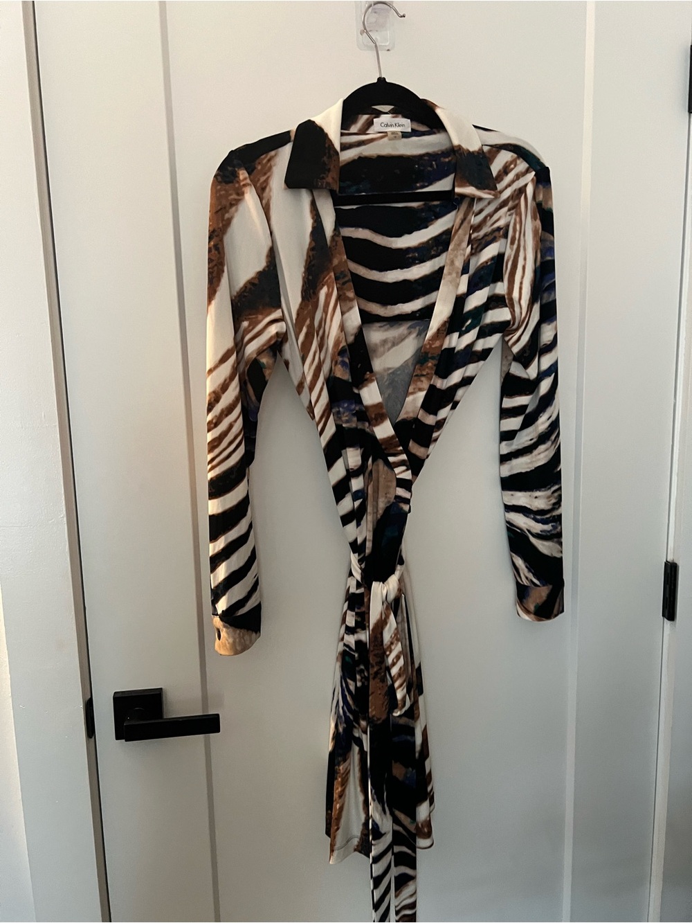 ✅1Hr Sale❤️Calvin Klein Cream, Brown & Black Zebra-Print Long Sleeve Wrap Dress - Picture 4 of 5